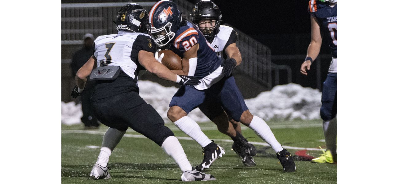 Legend narrowly beats Arapahoe in intense 5A playoff game thanks to Jaden Lawrence's clutch touchdown.