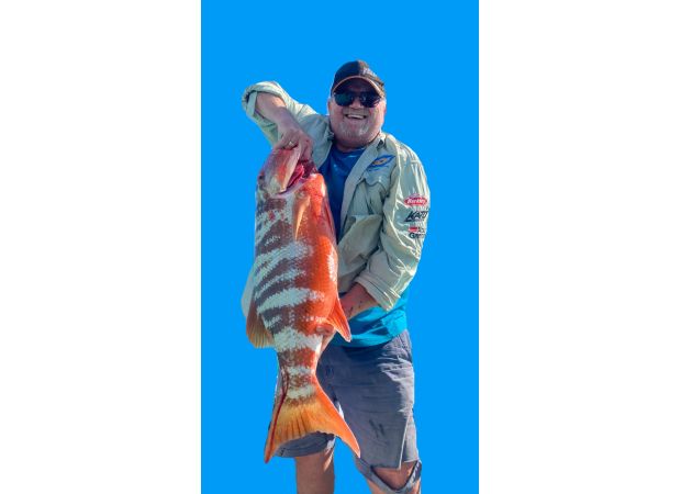 Fisherman catches a massive 11kg, 95cm fish while on a trip with his friends.