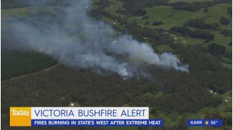 Residents in western Victoria are being urged to evacuate as a bushfire continues to spread and threaten homes.