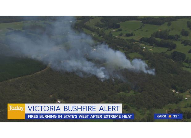Residents in western Victoria are being urged to evacuate as a bushfire continues to spread and threaten homes.
