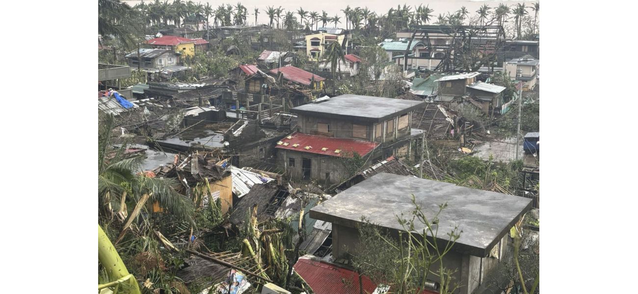 400,000 people displaced as Philippines hit by powerful typhoon