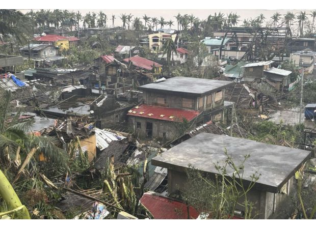 400,000 people displaced as Philippines hit by powerful typhoon