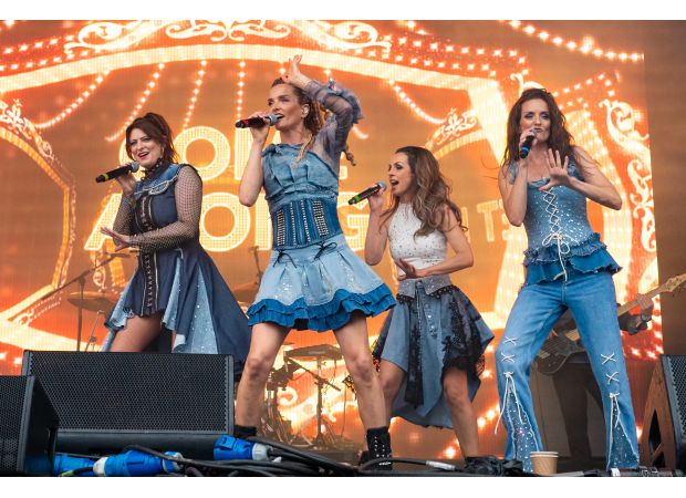 90s stars surprise punk band with cover of their biggest hit in epic collaboration.