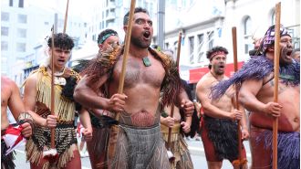 What is the reason for the mass demonstrations in New Zealand demanding Māori rights?