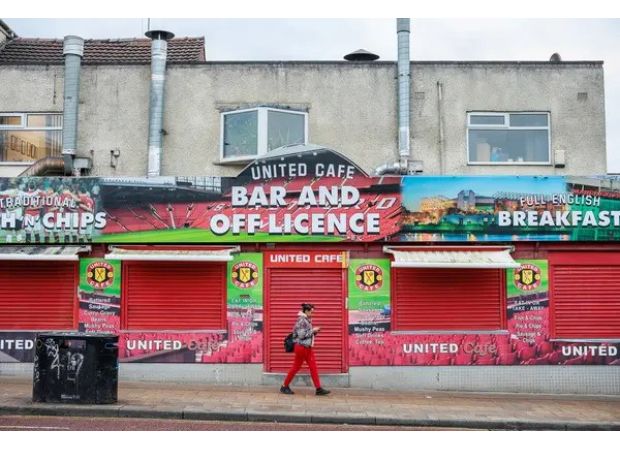 Manchester United cafe gets 0-star rating due to rat problem.