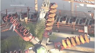 22 people stranded on a theme park ride for hours and two injured, requiring hospitalization.
