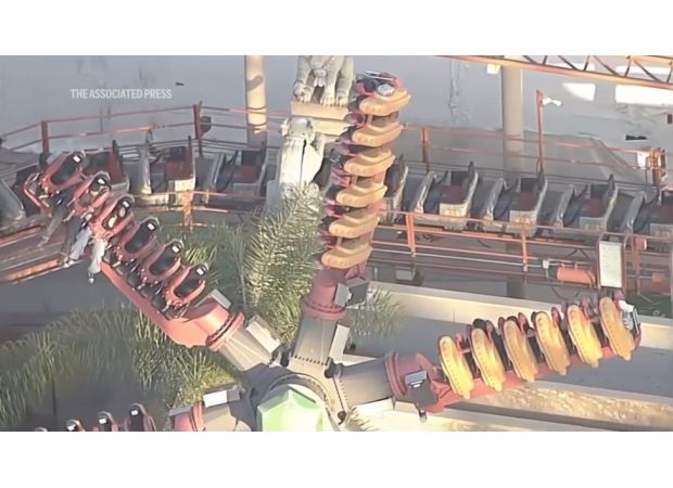 22 people stranded on a theme park ride for hours and two injured, requiring hospitalization.