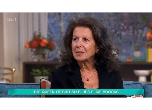 70s singer impresses audience, showing she's still talented after 47 years since her popular song.