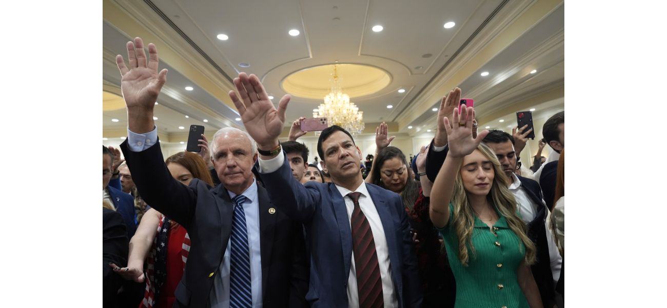 Mexican American voted for Trump, does not hate self.