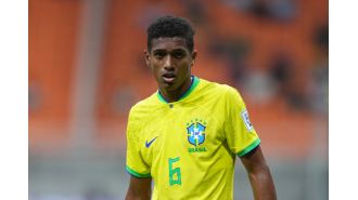 Chelsea is looking into a potential transfer for a defender who has been compared to a legendary player from Real Madrid.