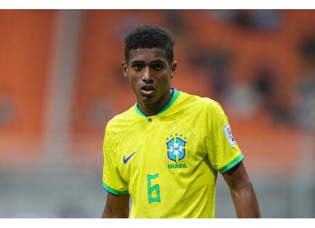 Chelsea is looking into a potential transfer for a defender who has been compared to a legendary player from Real Madrid.