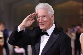 Richard Gere surprises TV host with offensive gesture during live show