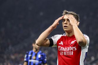 Angry Arsenal supporters criticize the club for potentially making a mistake by discussing a new contract with Leandro Trossard.