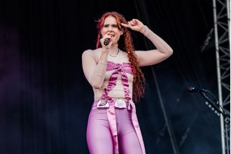 Kate Nash is using OnlyFans to generate income for her tour expenses by selling explicit photos of her buttocks.