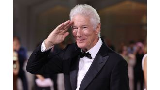 Richard Gere surprises TV host with offensive gesture during live show