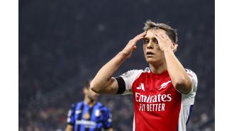Angry Arsenal supporters criticize the club for potentially making a mistake by discussing a new contract with Leandro Trossard.
