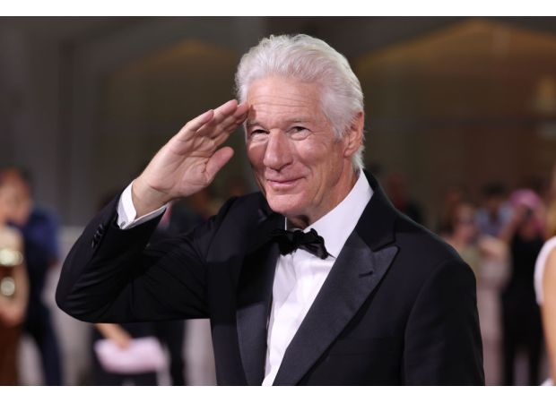 Richard Gere surprises TV host with offensive gesture during live show