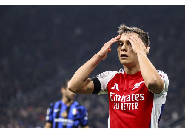 Angry Arsenal supporters criticize the club for potentially making a mistake by discussing a new contract with Leandro Trossard.