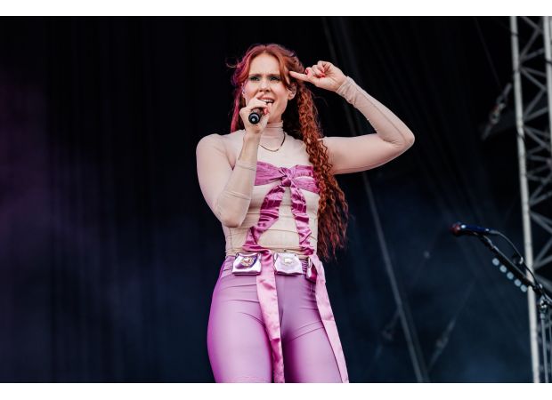 Kate Nash is using OnlyFans to generate income for her tour expenses by selling explicit photos of her buttocks.