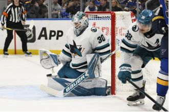 Askarov has strong debut for Sharks, but they lose in shootout to Blues.
