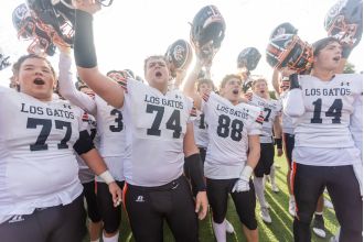 Los Gatos pulls off upset with late touchdown, advances to CCS D-I final.