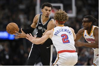 Spurs defeat Warriors in game as Warriors struggle to keep up.