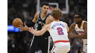 Spurs defeat Warriors in game as Warriors struggle to keep up.