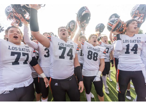 Los Gatos pulls off upset with late touchdown, advances to CCS D-I final.