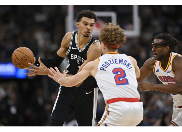 Spurs defeat Warriors in game as Warriors struggle to keep up.