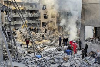 At least 20 people die in central Beirut due to Israeli attacks while diplomats work towards a peace agreement.