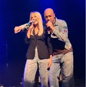 Fans were thrilled by a surprise onstage appearance from a popular 90s pop couple.