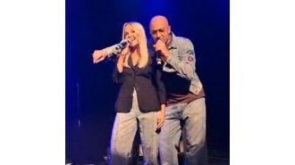 Fans were thrilled by a surprise onstage appearance from a popular 90s pop couple.