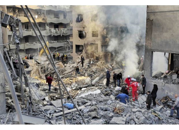 At least 20 people die in central Beirut due to Israeli attacks while diplomats work towards a peace agreement.