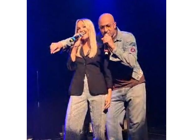 Fans were thrilled by a surprise onstage appearance from a popular 90s pop couple.