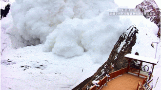 Cams film massive avalanche engulfing mountain valley in stunning moment.