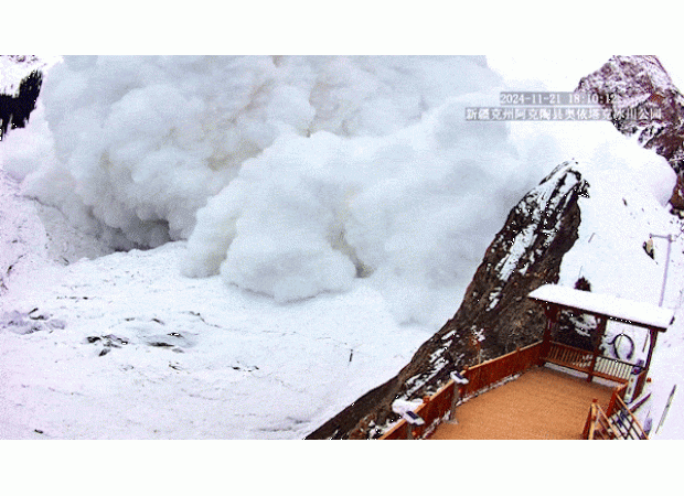Cams film massive avalanche engulfing mountain valley in stunning moment.