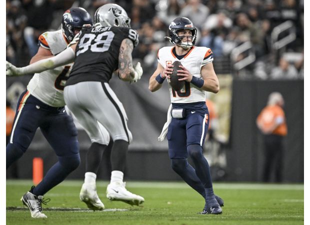 Broncos get good grades for Nix's strong performance in an important win against the Raiders on the road.