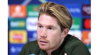 De Bruyne explains why he is delaying contract negotiations with Man City.