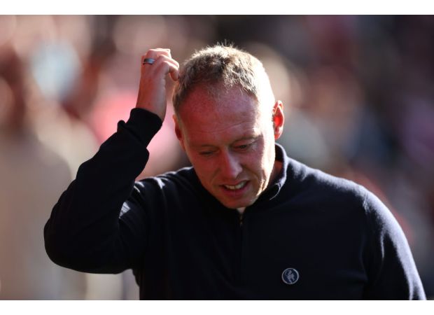 Leicester interested in ex-Man Utd and Chelsea managers for new coach.