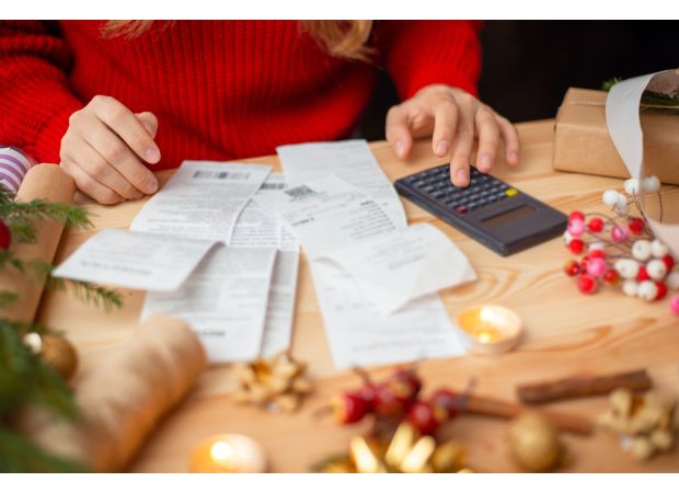 Australians are opting for cards instead of presents this Christmas due to financial concerns.