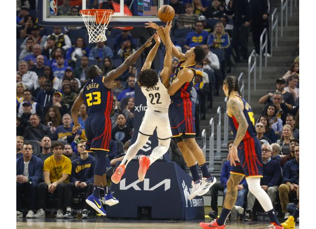 The Warriors' recurring issue of losing big leads resurfaces in their defeat against the Nets.