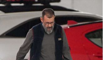 A popular actor from the 1980s is barely recognizable during a rare appearance in Los Angeles.