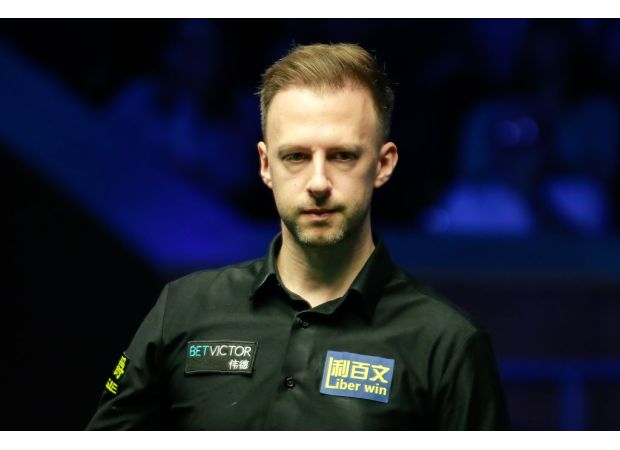 Top snooker players Judd Trump and Neil Robertson criticize difficult playing conditions at the UK Championship.