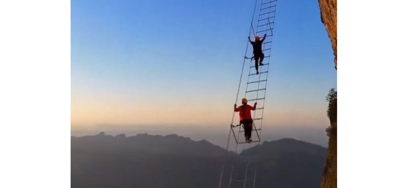 A new 5,000ft high attraction in China is causing fear among people.