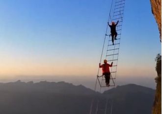 A new 5,000ft high attraction in China is causing fear among people.