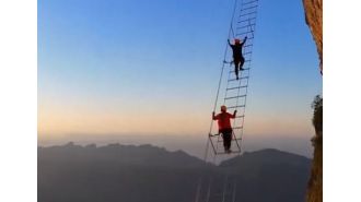 A new 5,000ft high attraction in China is causing fear among people.