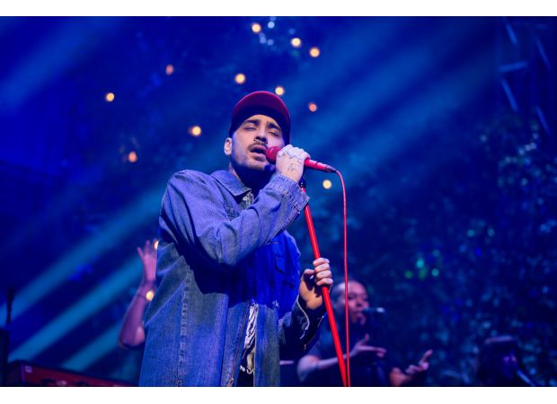 Zayn Malik pauses performance to urge fans to avoid hurting anyone in the midst of pushing and shoving.