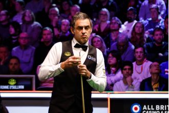 Snooker player Ronnie O'Sullivan has no pity and urges competitors to stop whining about playing conditions.