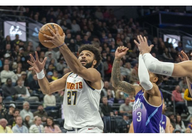 After a disappointing performance against the Knicks, the Nuggets dominate the Jazz in Utah.