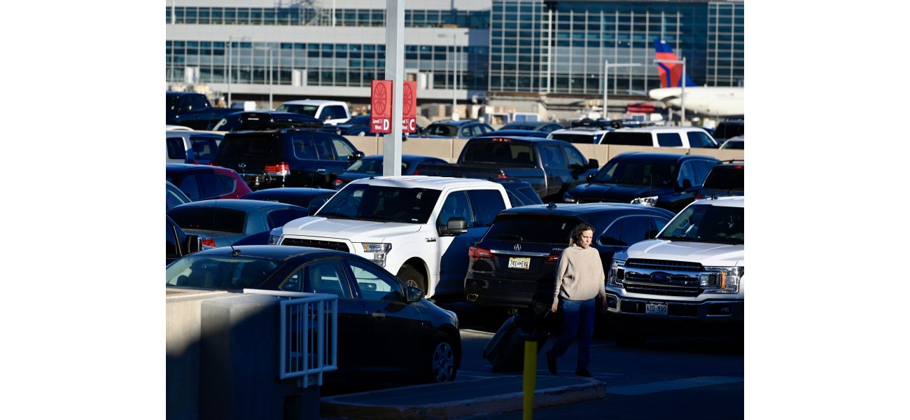 DIA's parking crowded for Thanksgiving.